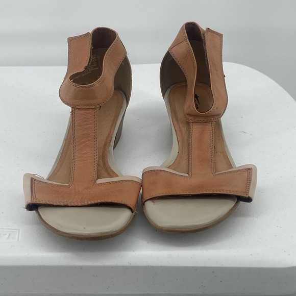 Tamaris leather t strap heeled ankle strap sandals - Picture 4 of 9